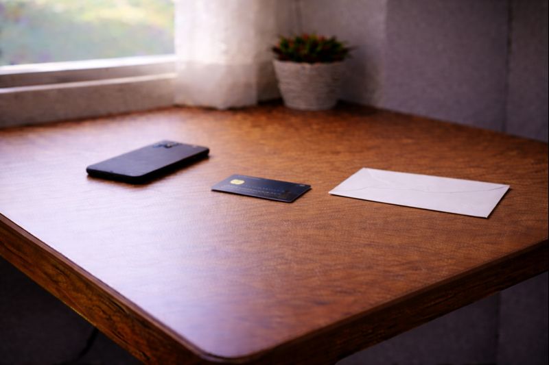 고정지출을 정리하지 않은 상태를 편안하게 받아들이는 책상 위 풍경