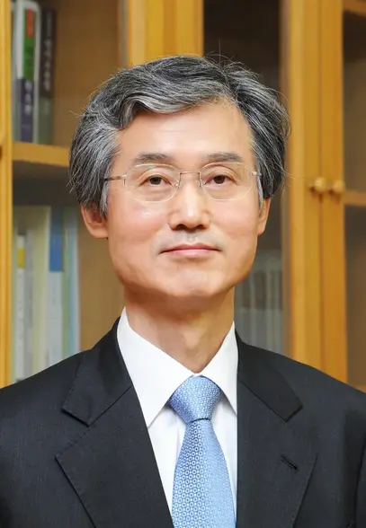 조희대 대법원장 후보 프로필 사진&#44; 정장 차림의 모습