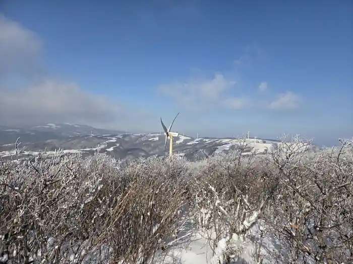 능선과 저 멀리 풍차들