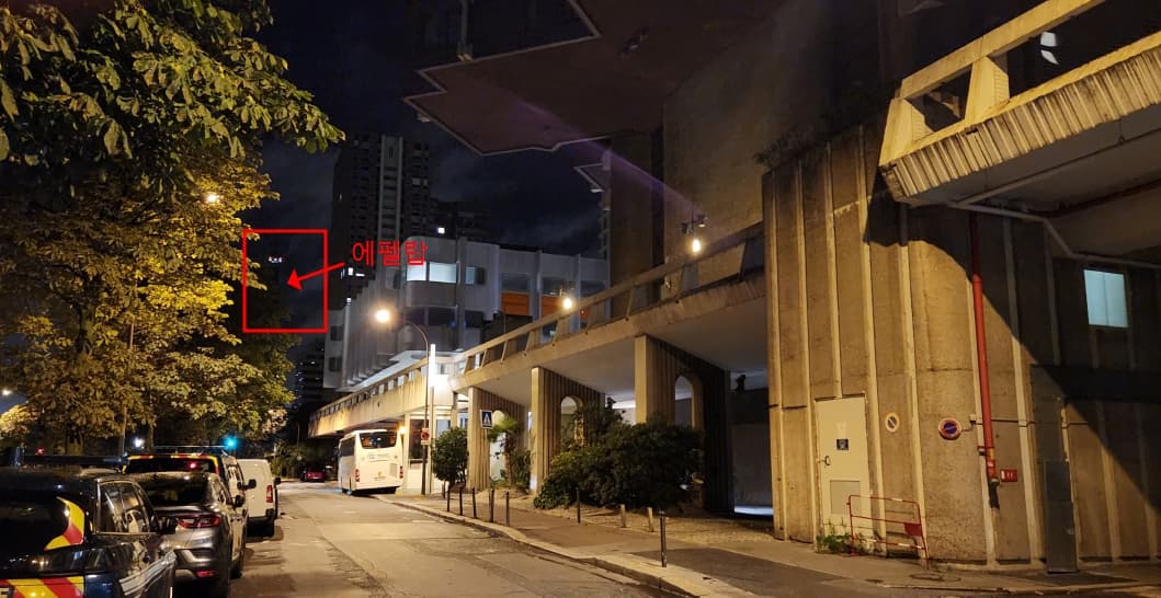 호텔 앞 에펠탑 사진