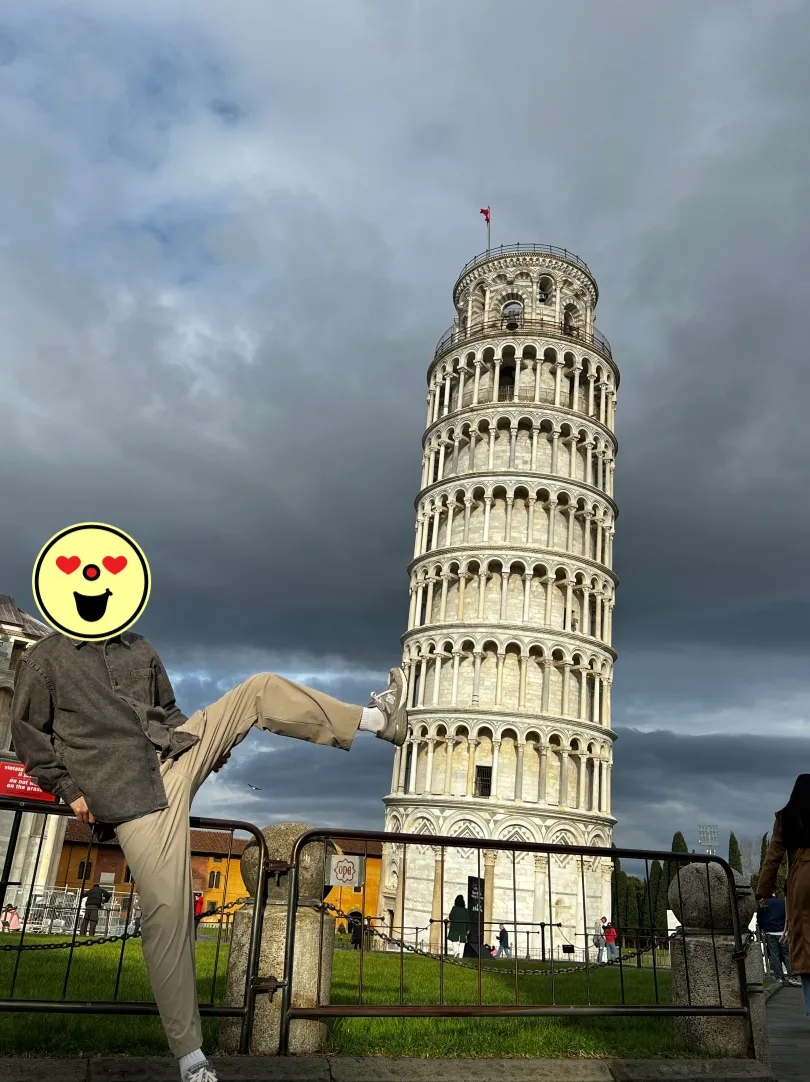 피사의사탑을-발로-밀로-있는-남자