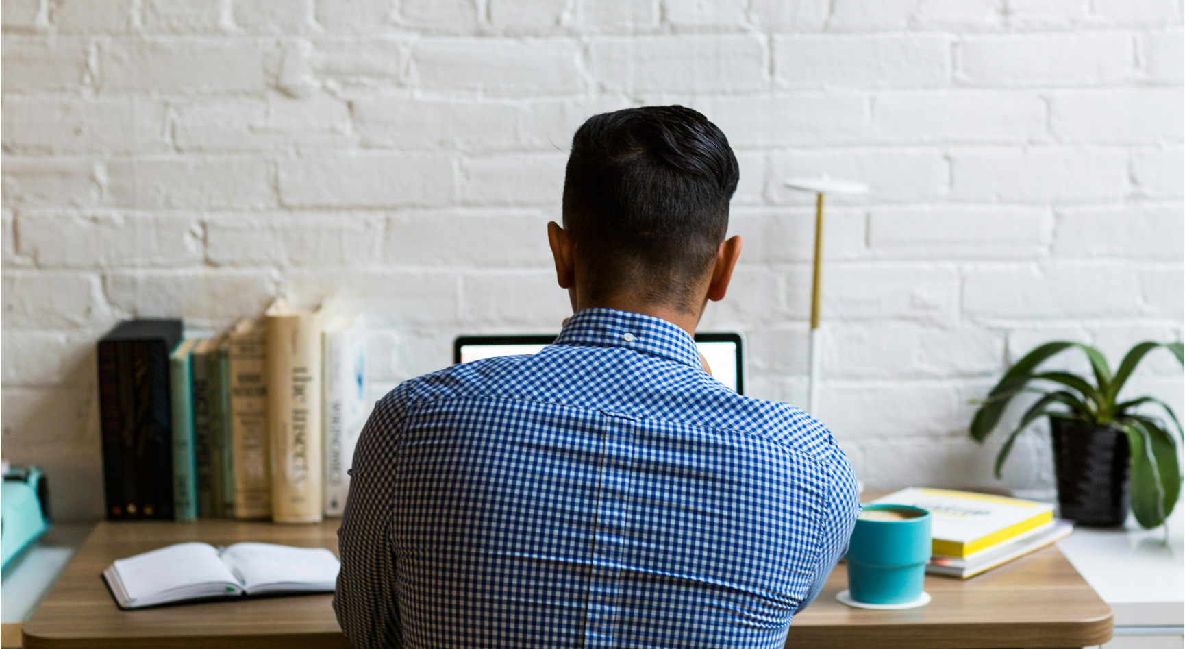 정리된 책상에서 연말정산 서류를 확인 중인 남성 뒷모습