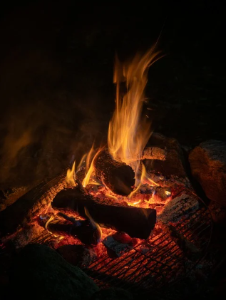 미니멀 캠핑 vs. 럭셔리 캠핑 &ndash; 장비 최소화하는 방법과 반대로 호화롭게 즐기는 법