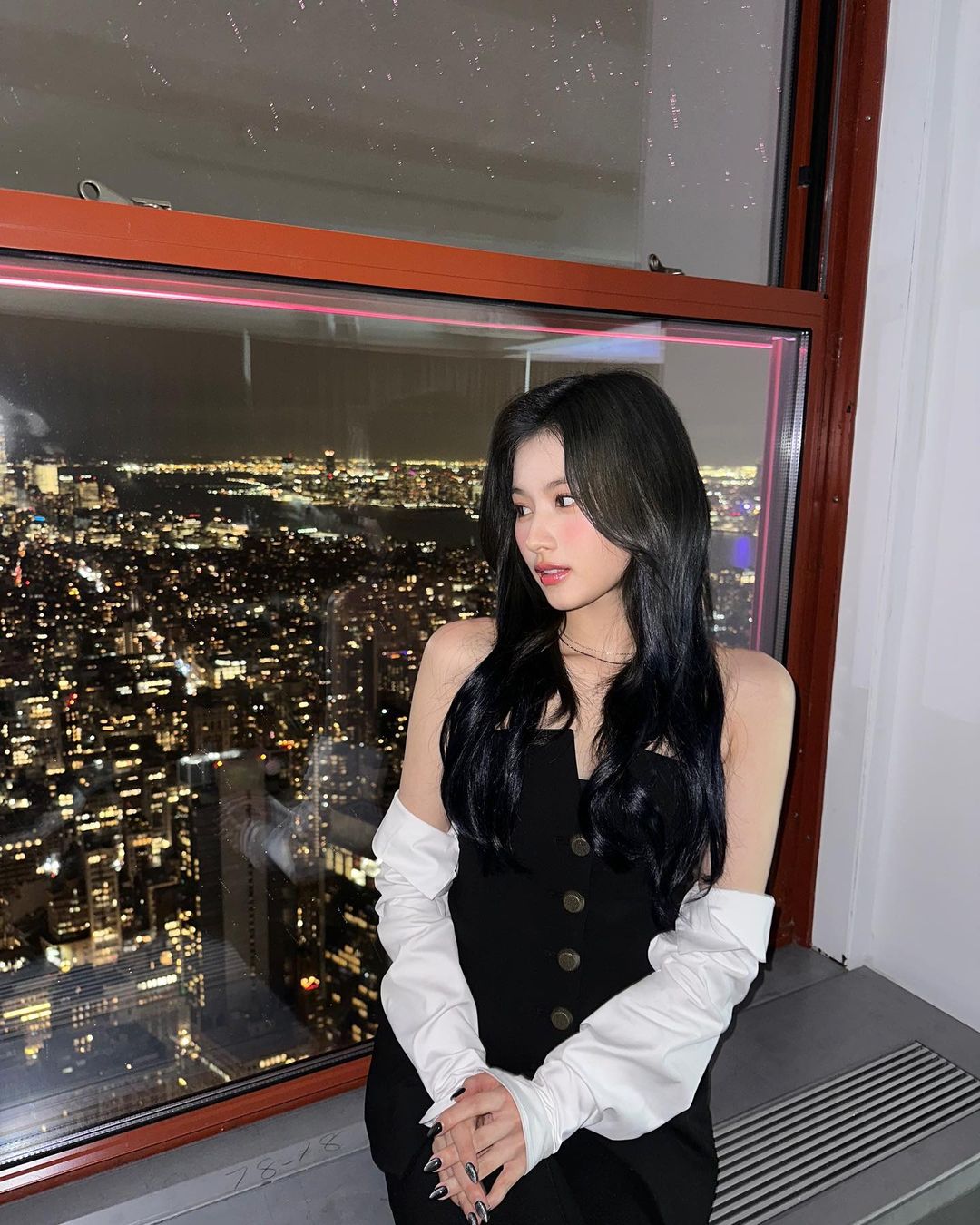 트와이스 사나의 팔 토시 코디 1