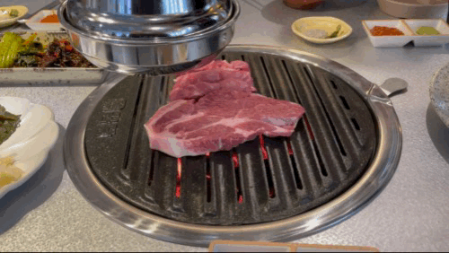 꿉당 대표 메뉴 - 꿉살 & 목살 불판 위에 올리는 영상