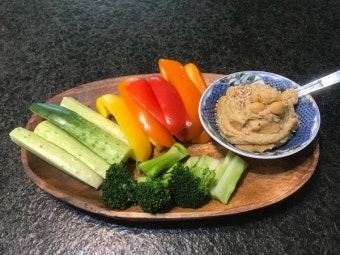 채소 스틱과 후무스