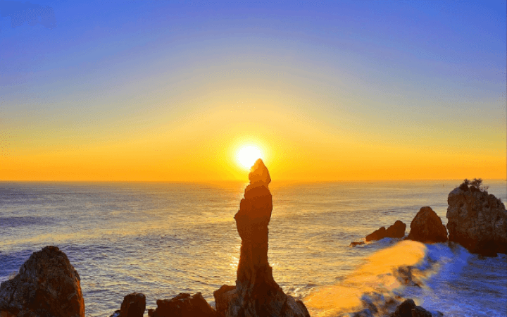 동해-추암촛대바위-해돋이-장면