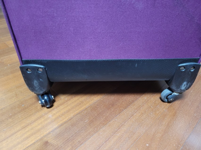 교체 후 정상적으로 굴러가는 캐리어 바퀴-캐리어바퀴테스트