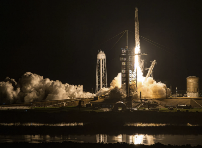 폴라리스 던 임무 수행을 위해 스페이스X의 우주선이 미국항공우주국(NASA) 케네디 우주센터에서 발사 준비를 하고 있다.