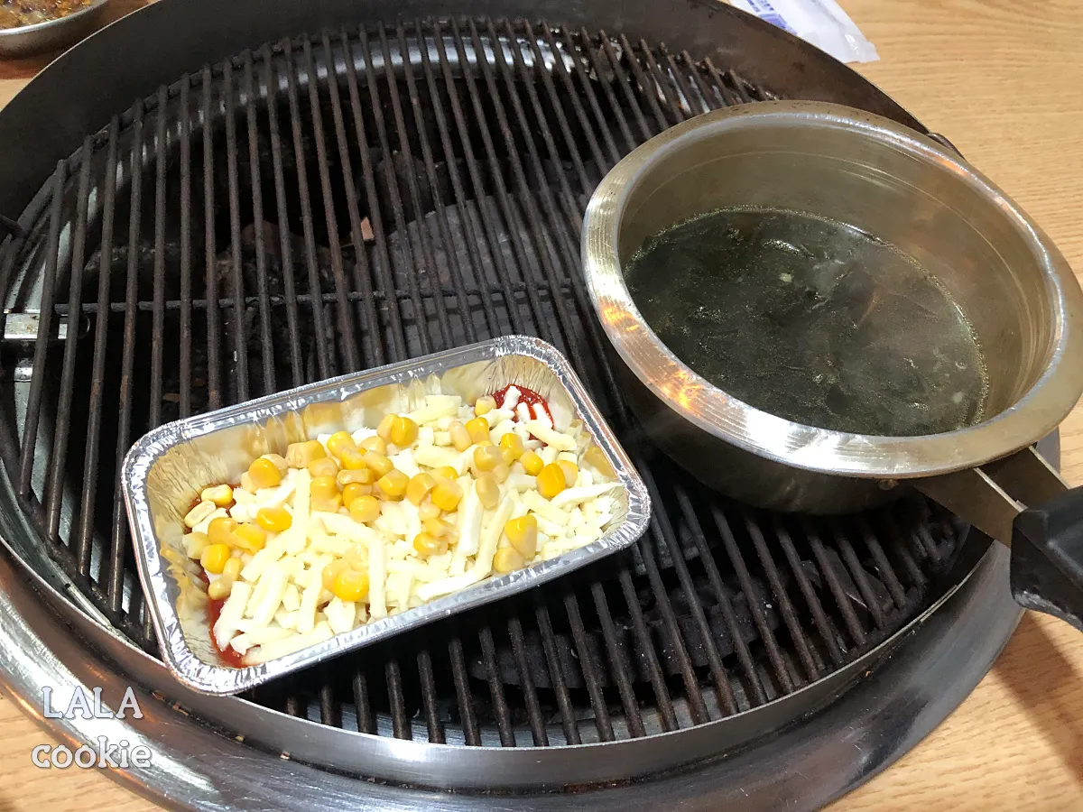 대구-달서구-상인동-조개구이-맛집-아싸가리비-불판-위의-콘치즈와-미역국