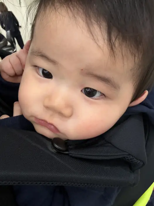 찡얼거리다가 뚱한 표정짓는 아기