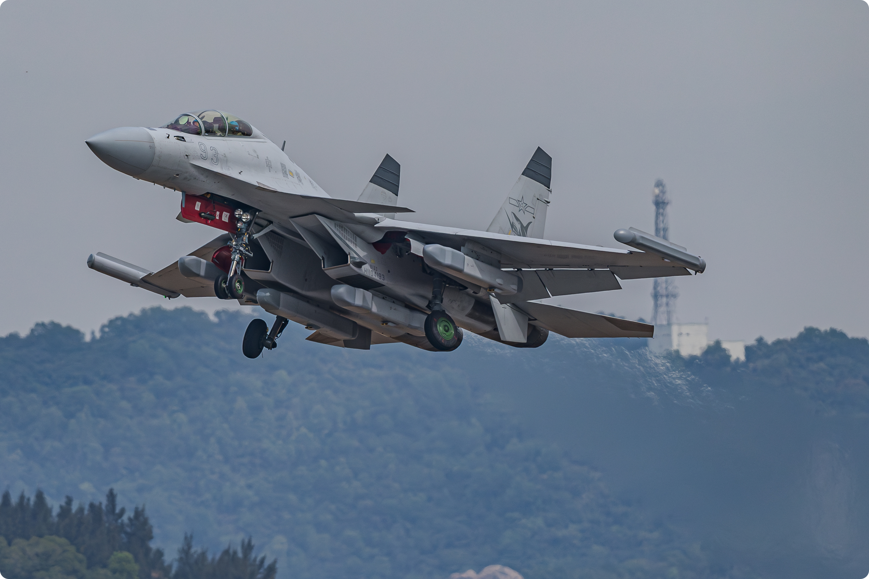 Zhuhai 에서 이륙중인 J-15DH 항공기의 모습