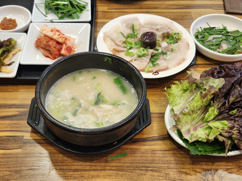 수육백반