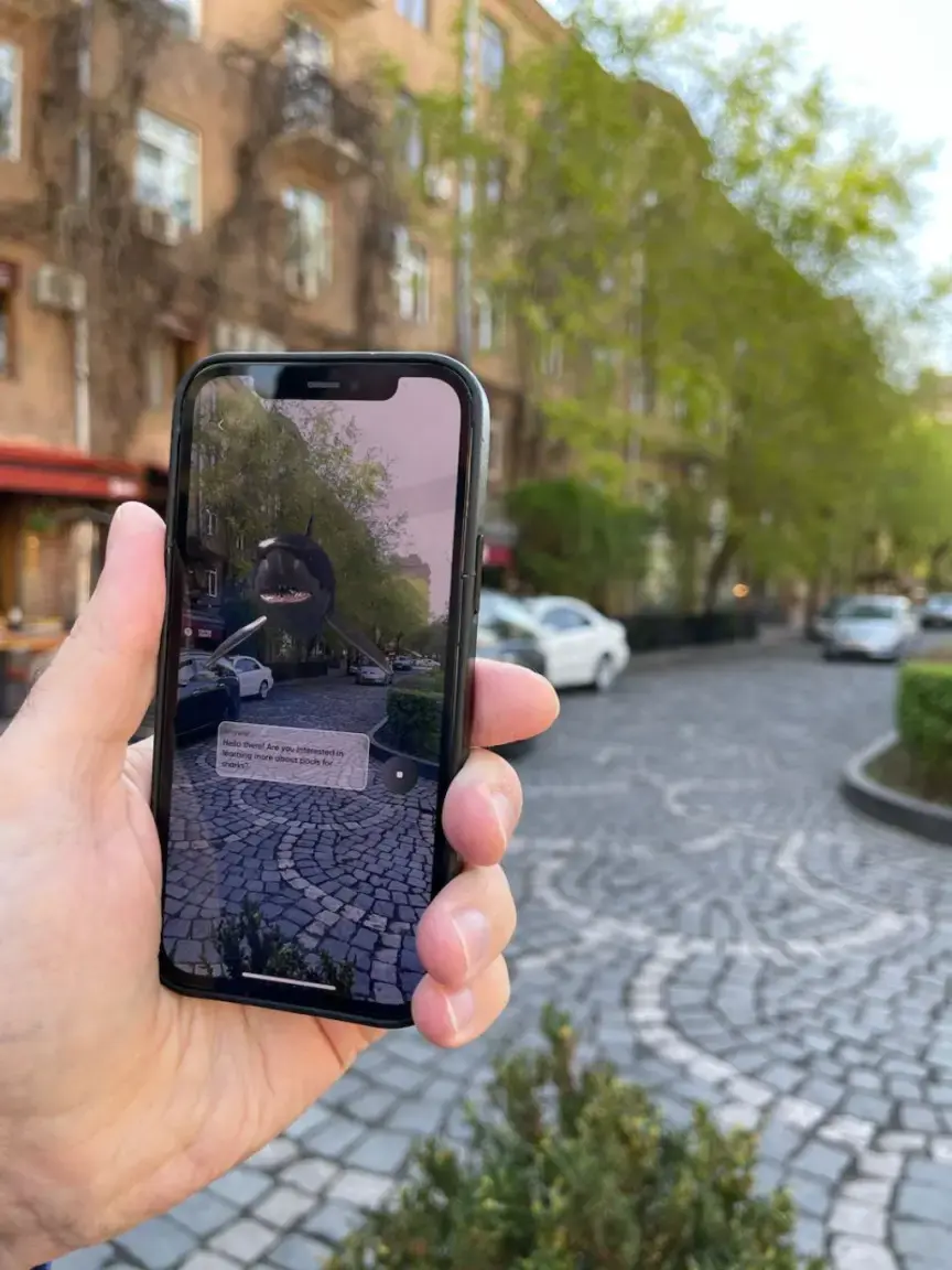 증강 현실에서 AI 아바타를 출시하는 Spheroid 앱