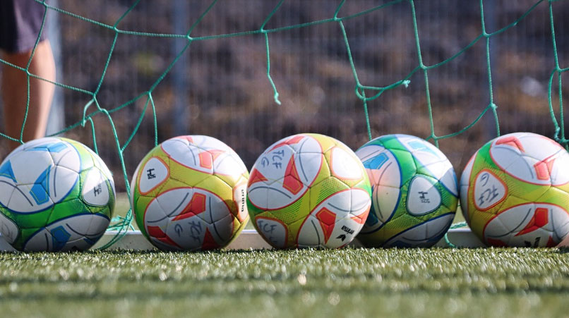 골대-앞에-나란히-놓여있는-축구공들