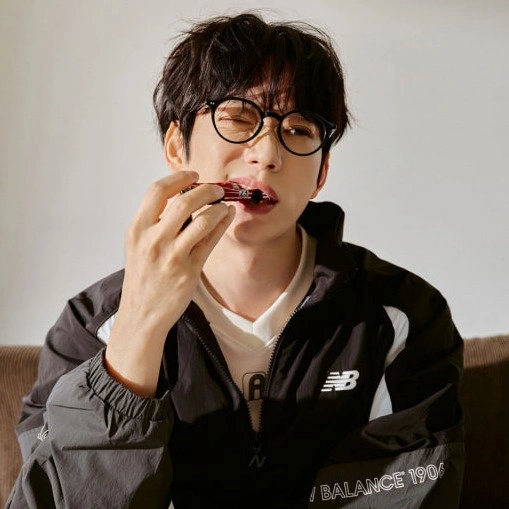 10cm-사랑은-여섯-줄-가사-코드-악보-권정열이-검은색-점퍼를-입고-입으로-뭔가를-깨물며-오른쪽-눈을-찡그리고-있는-사진