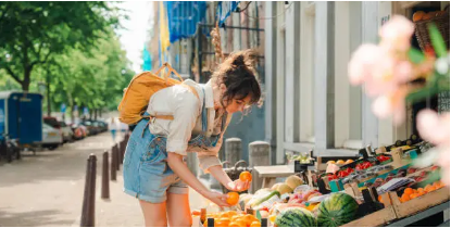 사람이 음식을 고르는 사진