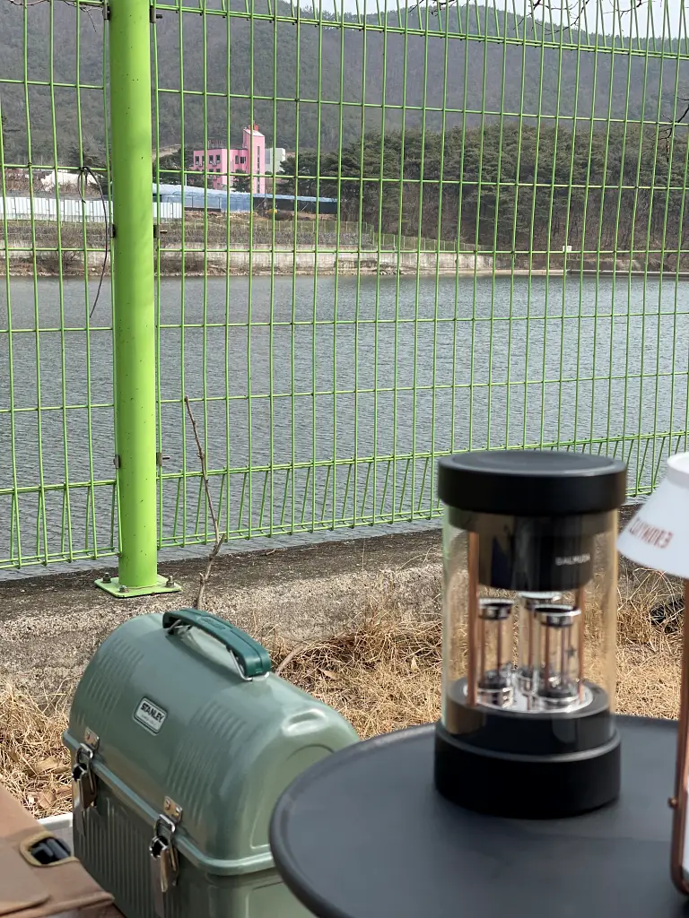 강변을-보이는-곳에서-음악을-감상하며-휴식
