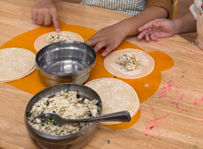 5세를 위한 감각 놀이: 집에 있는 재료로 오감 자극하기