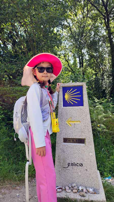 산티아고 데 콤포스텔라 도착 9.8km 남은 지점에서 여전히 씩씩한 우리 아미 
 까미노 포르투게스