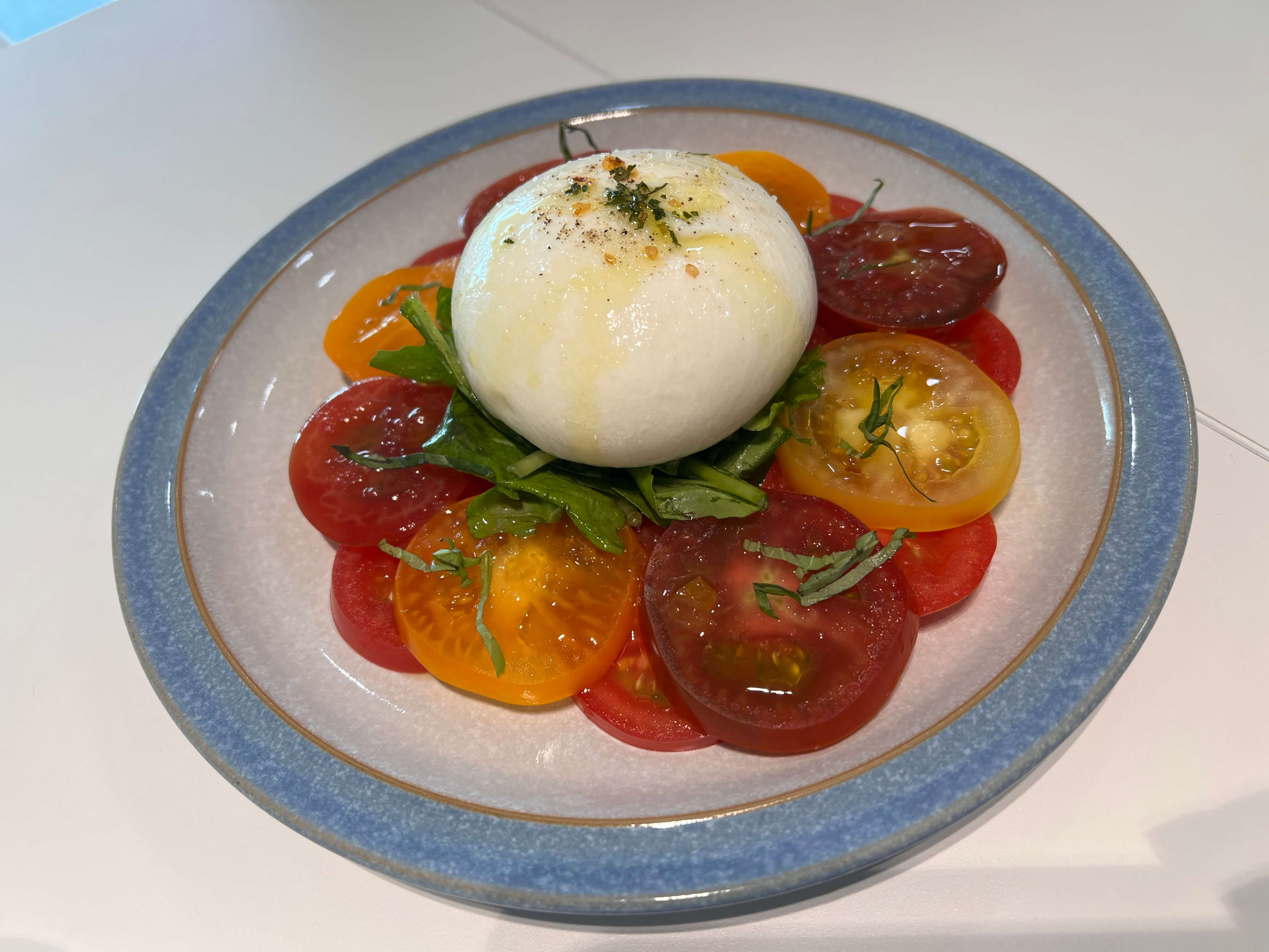 삼색 토마토 리코타치즈 셀러드