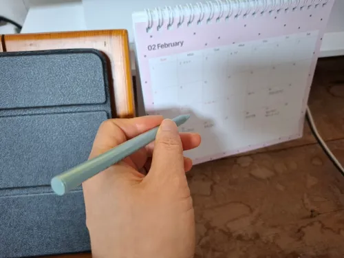 2026년 현실이동 전략: 달력에 목표를 기록하며 매트릭스를 해킹하고 미래 시나리오를 결정하는 모습 (Calendar Planning for Reality Shifting)