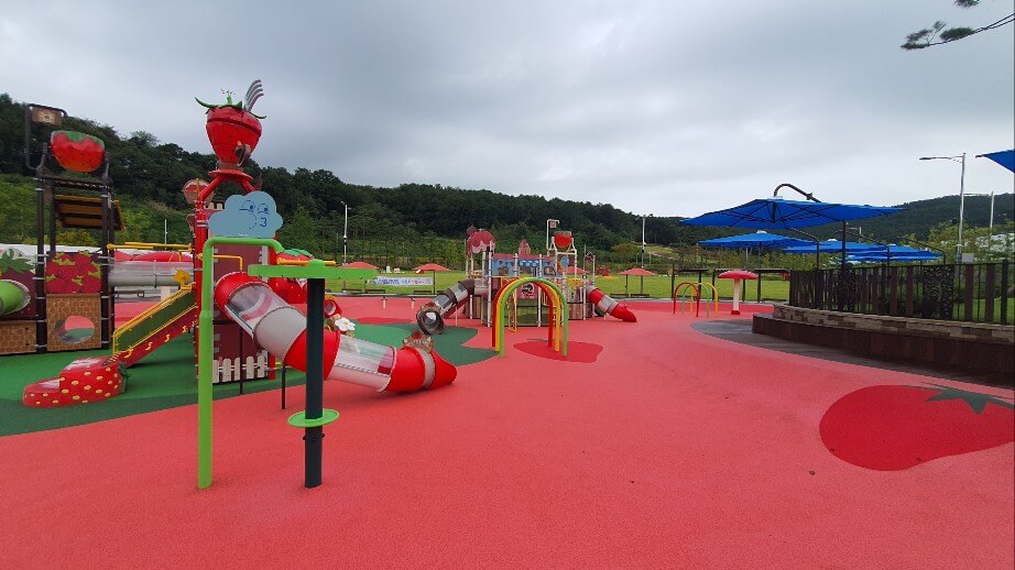 딸기테마 실외 놀이터