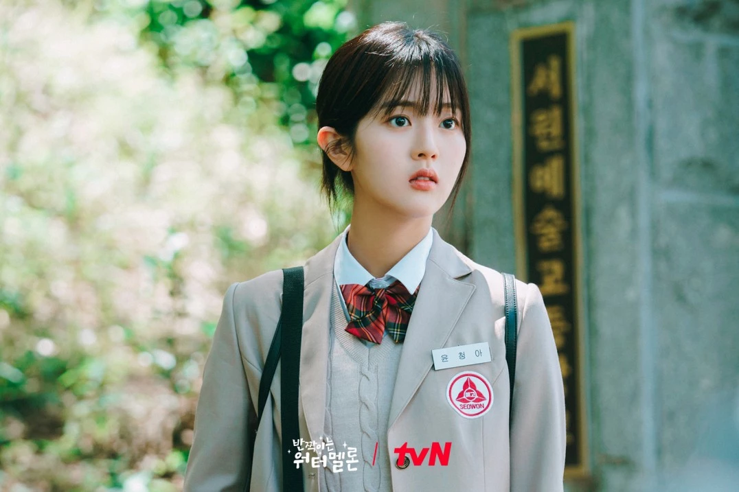 교복을-입고-있는-여고생-반짝이는-워터멜론