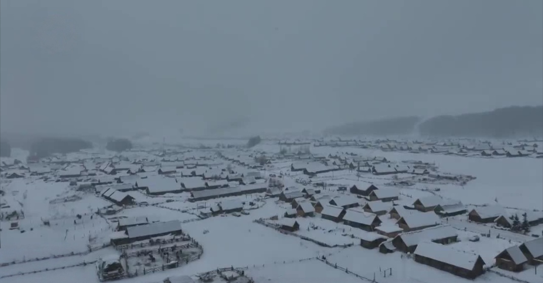 중국신장에눈으로덮힌마을사진
