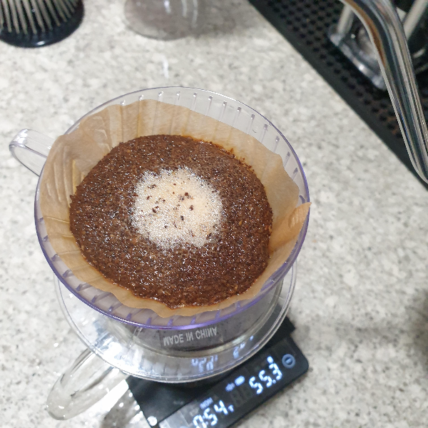 메리타 드리퍼로 온도계 및 저울 없이 아이스 커피 추출하기 with 다이소 드립포트_물이 빠진 모습