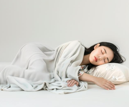 수면-무호흡은-개선-방법으로-옆으로-자는-모습을-보여주는-이미지