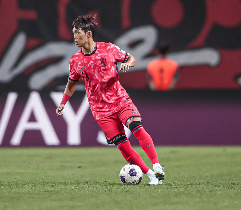 오만전 무료 중계 보기와 관련하여 예선전 경기를 치르고 있는 국가대표 선수의 모습