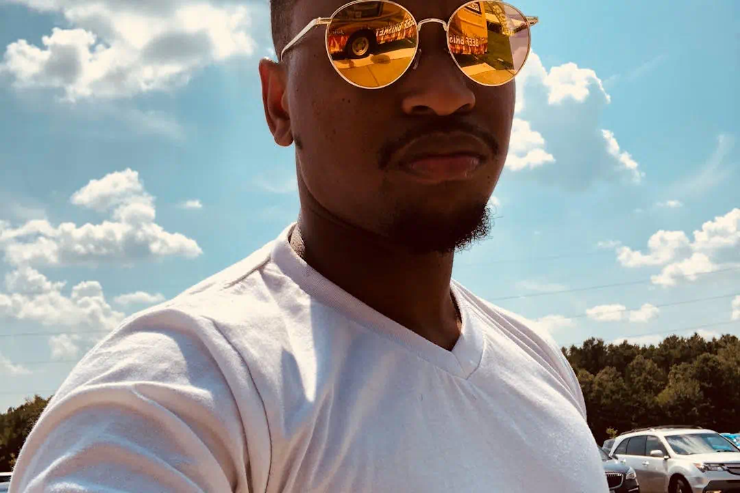 멋있는 선글라스를 끼고 있는 모습