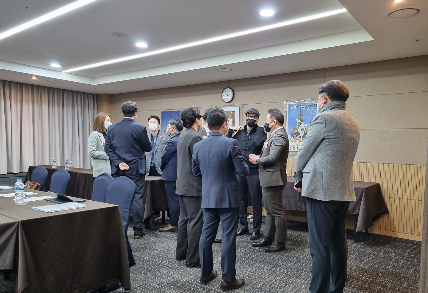 런던홀 회의실 내부에서 비엔아이 그랜드챕터 멤버들이 비즈니스 상담을 나누고 있는 모습입니다.