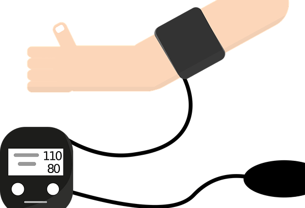 왼 팔에 검정색 혈압 측정기 밴드를 착용하고 있고, 측정기판에는 숫자 110과 80이 적혀있는 그림이다.