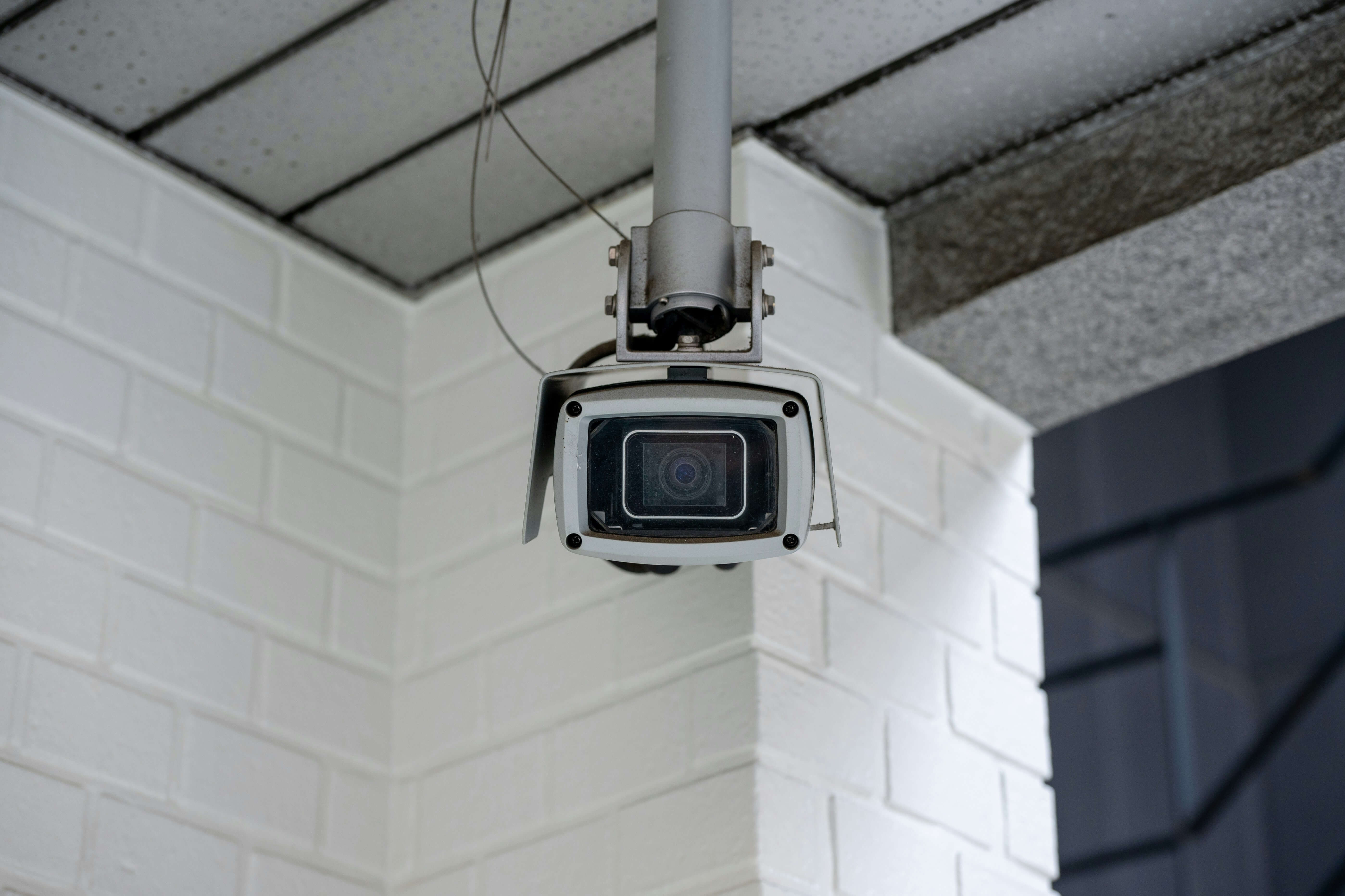 아파트 주차장 문콕 및 차량 파손, CCTV 확인과 보상받는 방법
