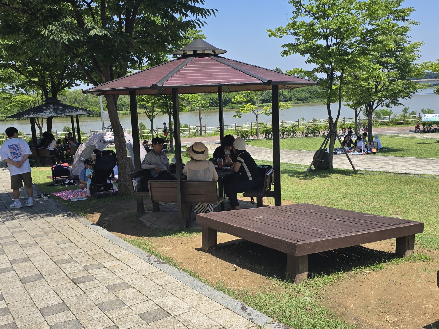 쉴 수 있는 그늘막이 긴의자