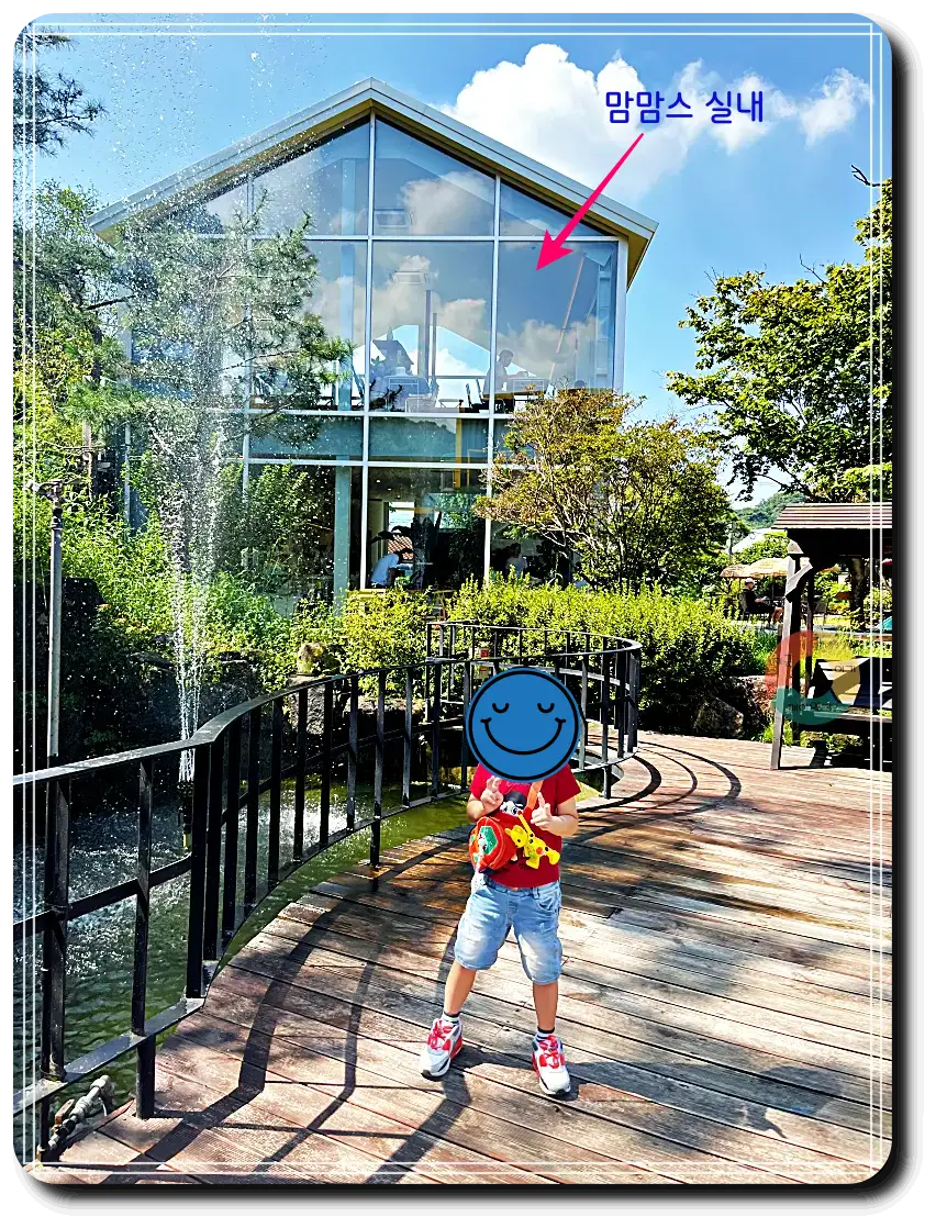 맘맘스_정원-통유리창-2층건물-미니연못-분수대