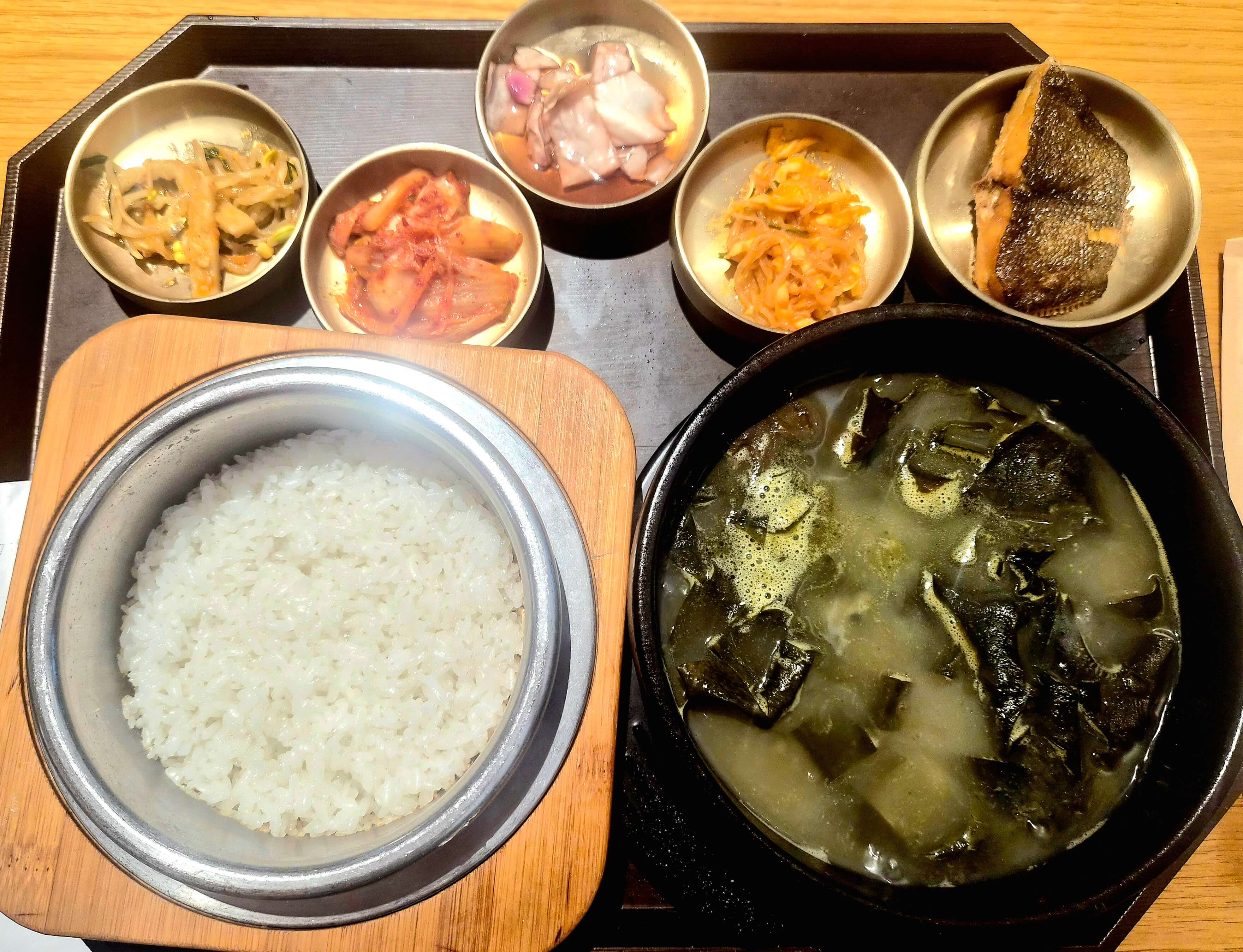 돌솥 미역국과 솥밥, 여러 반찬이 정갈하게 차려진 미역국 정찬 한 상