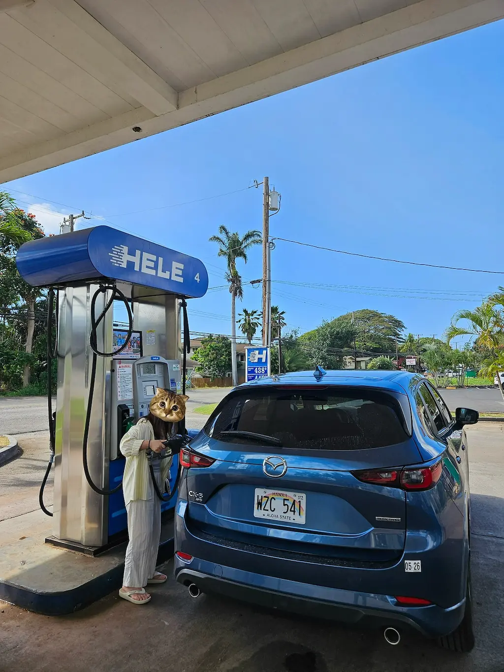하와이 주유소에서 주유하는 모습