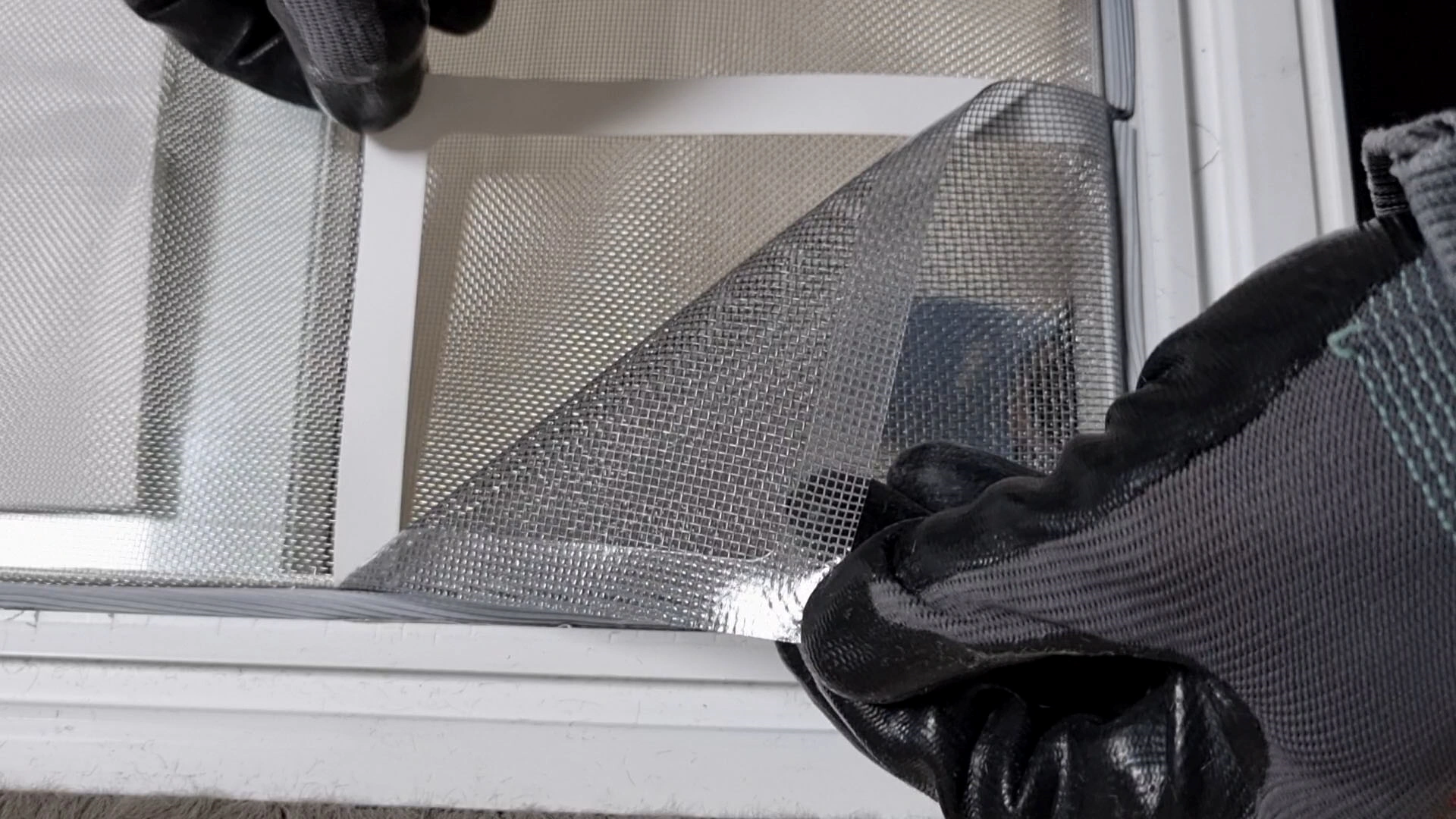 방충망 보수용 테이프 떼는 모습