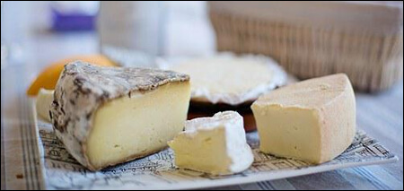 치즈가 올라간 식탁