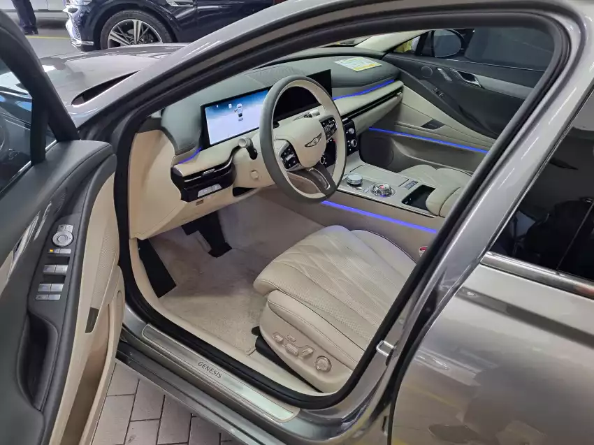 앰비언트 램프가 켜진 2024 G80의 1열은 이렇습니다.