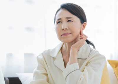 기분이 좋지 않는 중년 여성