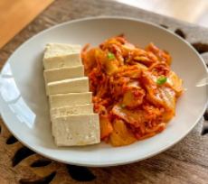 촉촉하고 아삭하게 요리한 두부김치 완성모습