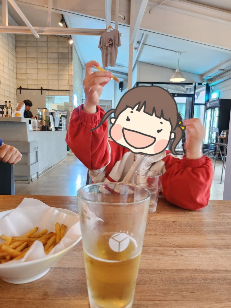 감자튀김을 먹는 아이