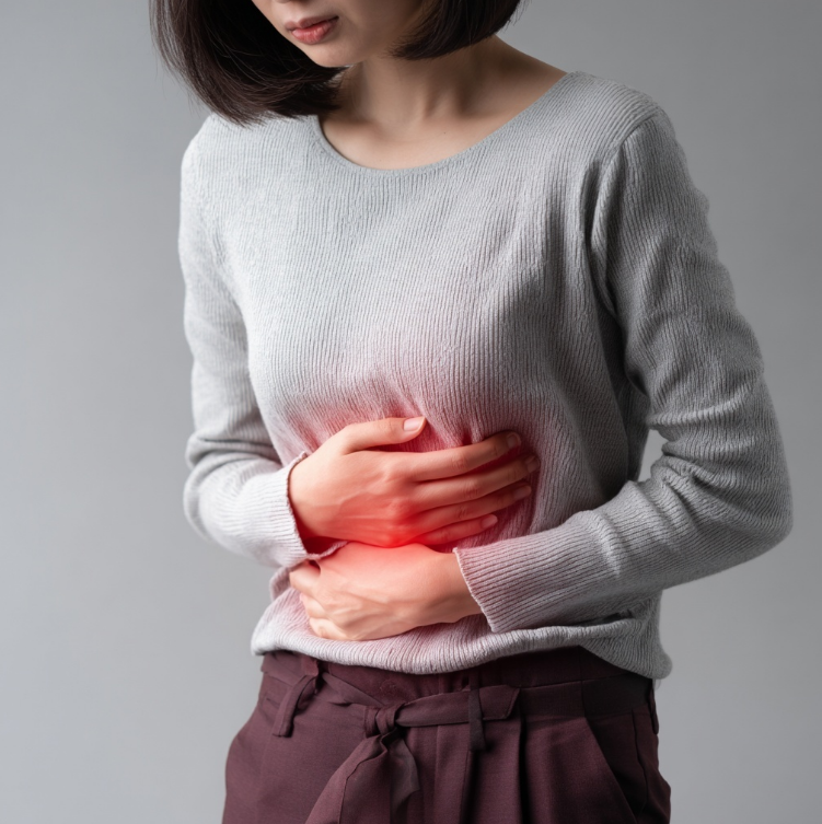 숙취로 인한 배가 아픈 여성