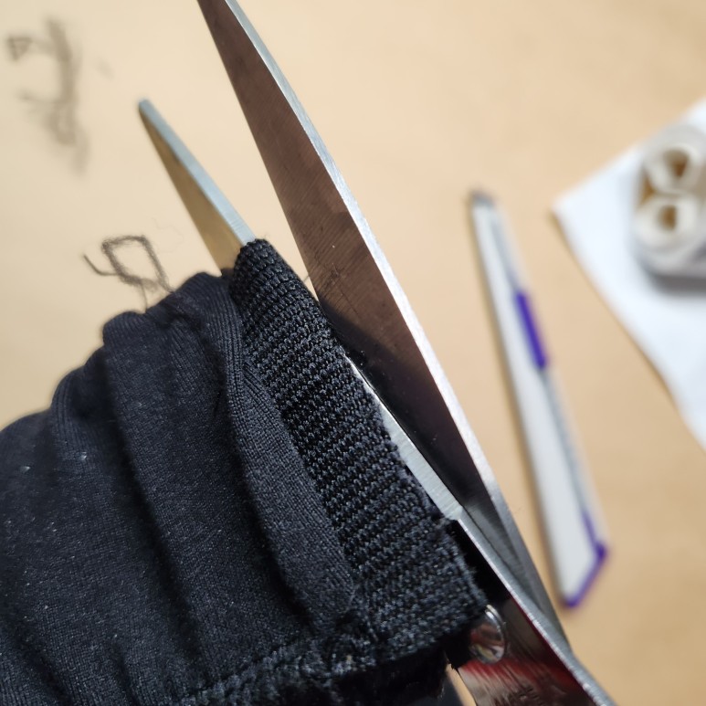 바지 허리 밴드를 자르는 사진