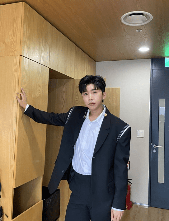 임영웅 전면 사진