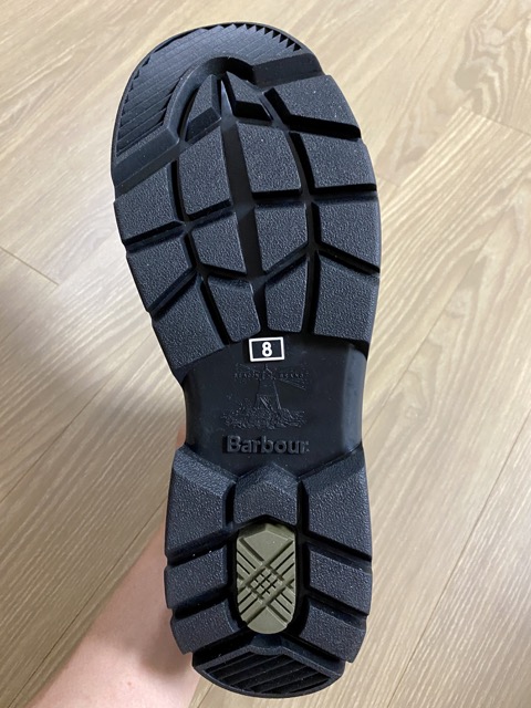 미끄럼_방지_패턴으로_디자인된_바버_레인부츠_바닥